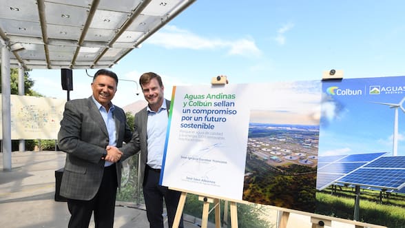 Aguas Andinas y Colbún firman acuerdo para impulsar un futuro sostenible con energía 100% renovable.