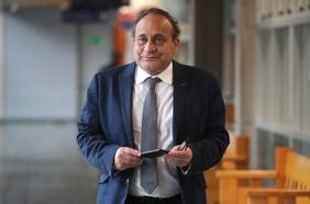 Quién es Christian Espejo, el abogado UDI sorprendido con los documentos de su Jaguar vencidos desde 2012