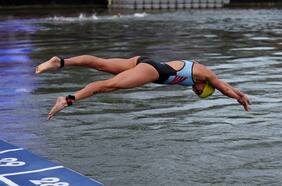 El Sena es el gran dolor de cabeza de París 2024: triatleta belga es internada por contaminarse con bacteria E. Coli