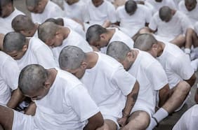 “Él es inocente”: la venezolana que reconoció a su hijo entre los reos que deportaron a la megacárcel de Bukele