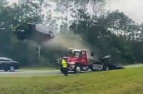 Auto vuela por los aires tras chocar contra una grúa