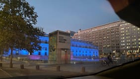 La Moneda se ilumina de celeste para conmemorar el Día del Niño por Nacer