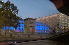 La Moneda se ilumina de celeste para conmemorar el Día del Niño por Nacer