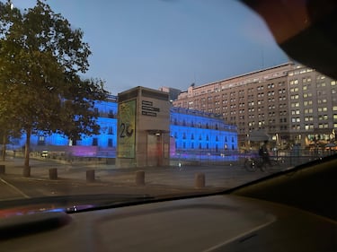 La Moneda se ilumina de celeste para conmemorar el Día del Niño por Nacer