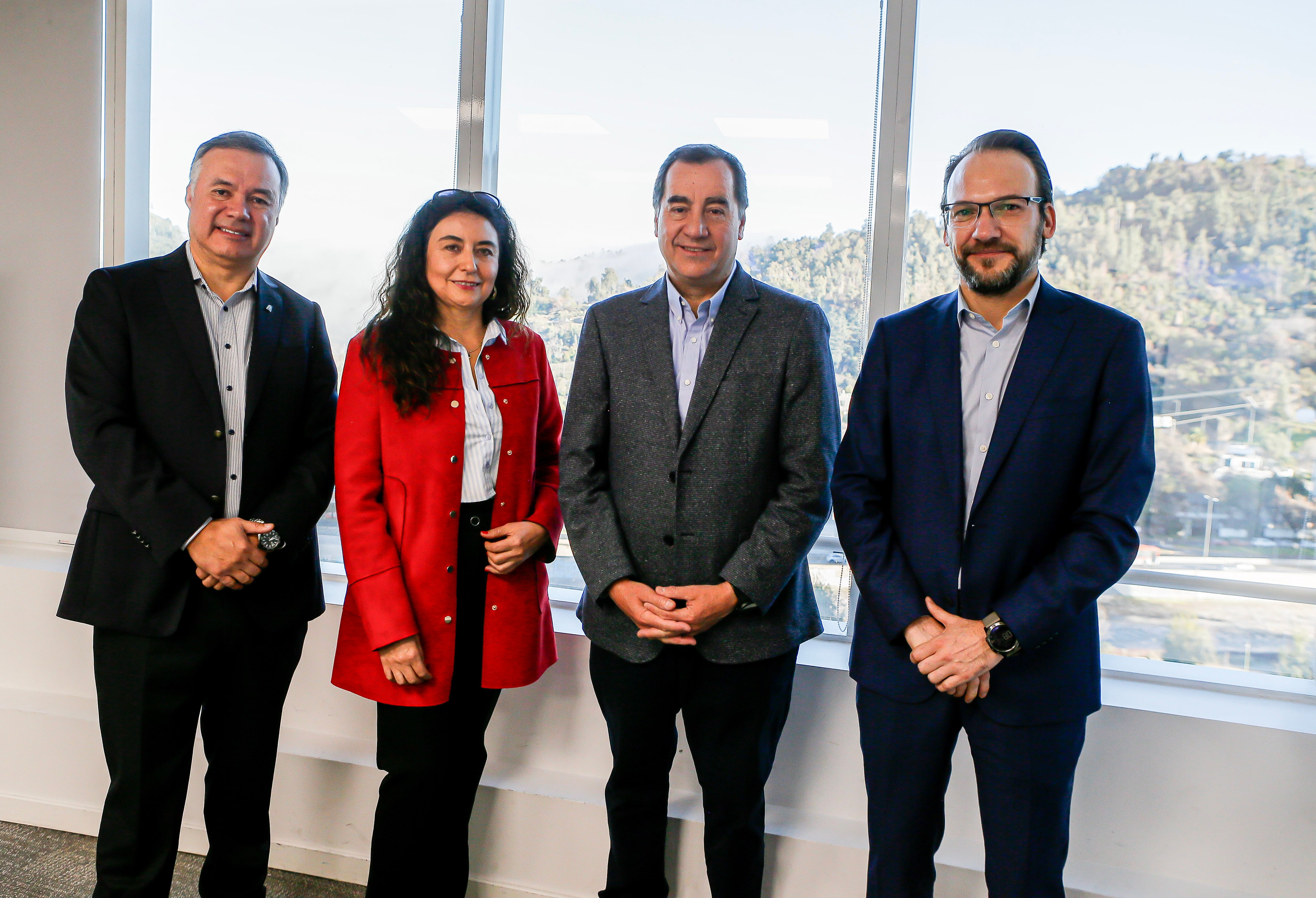 Javier Henríquez, gerente de Tecnología de Consorcio; Ingrid Barahona, Chief Data Officer & Innovation de Experian Chile; Gustavo Pardo, director regional de Tecnología de Femsa Salud/Cruz Verde, y Fernando Hentzschel, gerente de Capacidades Tecnológicas de CORFO.