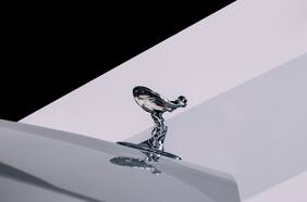 Rolls-Royce hace una finta a las prohibiciones y presenta su renovado emblema Espíritu del Éxtasis