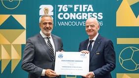 Gianni Infantino le entrega a Chile el galardón de plata en los Premios FIFA Forward