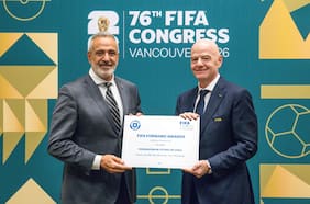 Gianni Infantino le entrega a Chile el galardón de plata en los Premios FIFA Forward