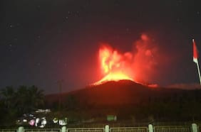 Erupción del volcán Lewotobi en Indonesia emite nube de ceniza que alcanza los 18 kilómetros de altitud