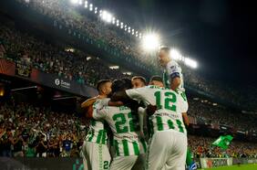 Pellegrini guarda a Claudio Bravo: el Betis consigue su primera victoria en la Europa League