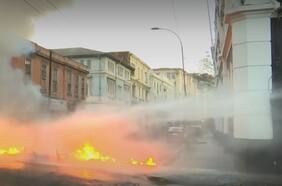 Trabajadores portuarios inician paro nacional con barricadas incendiarias en Valparaíso