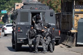 Qué es el Comando Vermelho, el grupo criminal contra el que un operativo dejó más de un centenar de muertos en Brasil