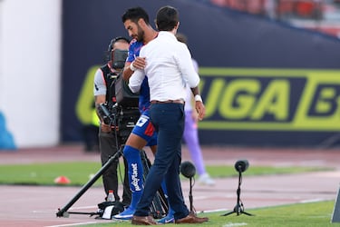 Carlos Caszely le da una nueva estocada a Juan Martín Lucero tras la lesión del argentino