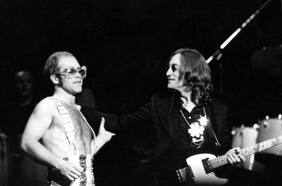 John Lennon, una tarde bailando con la reina y el hit que lo juntó con Elton John