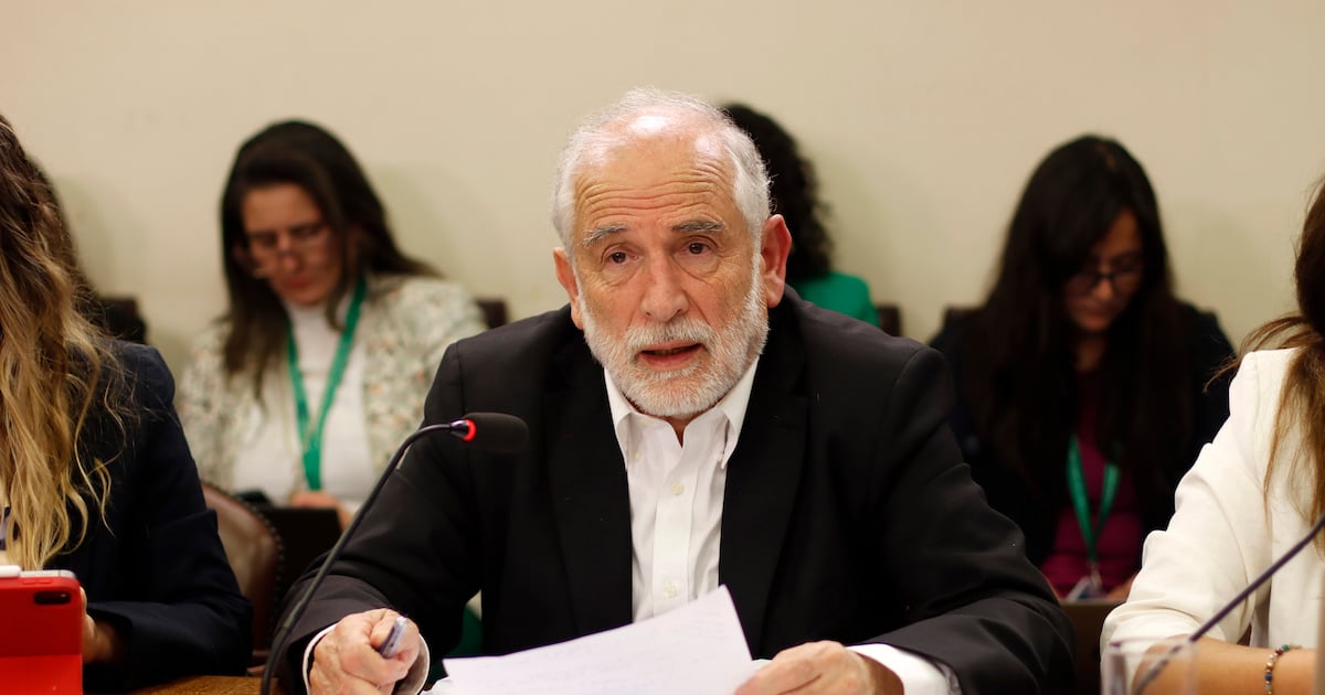 Oposición no suelta al ministro Montes: ahora apunta al sistema con que Minvu paga a proveedores