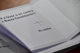 Economistas: triunfo del “En contra” disminuye incertidumbre de corto plazo, pero ven escaso espacio para concretar un alza de impuestos