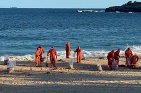 Preocupación por la aparición de misteriosas bolas del tamaño de una pelota de tenis en playas de Australia
