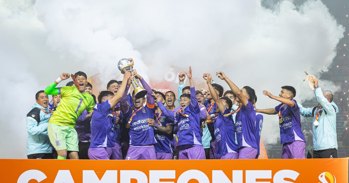 ¡Épica Victoria! Deportes Concepción Domina el Fútbol Formativo y Levanta el Trofeo Sub 20