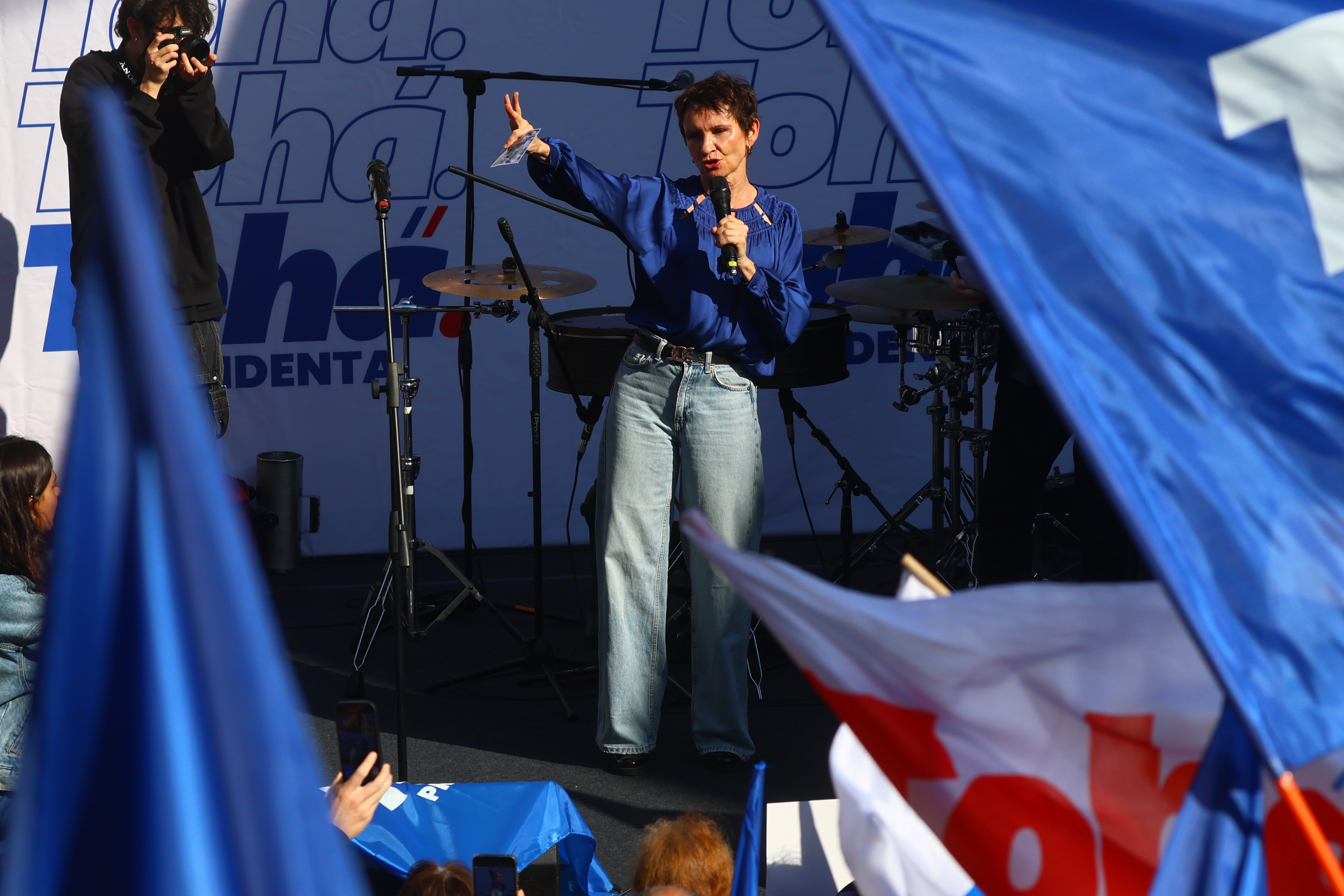 Santiago, 31 de mayo 2025.
Carolina Tohá encabeza acto de lanzamiento oficial de su campaña legal en el marco de la primaria. Foto:
Jonnathan Oyarzun/Aton Chile.