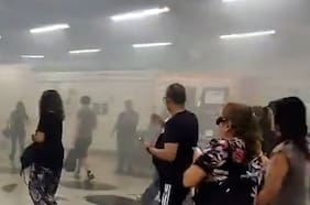 Pasajeros reportan emanación de humo en metro Baquedano tras suspensión de servicio