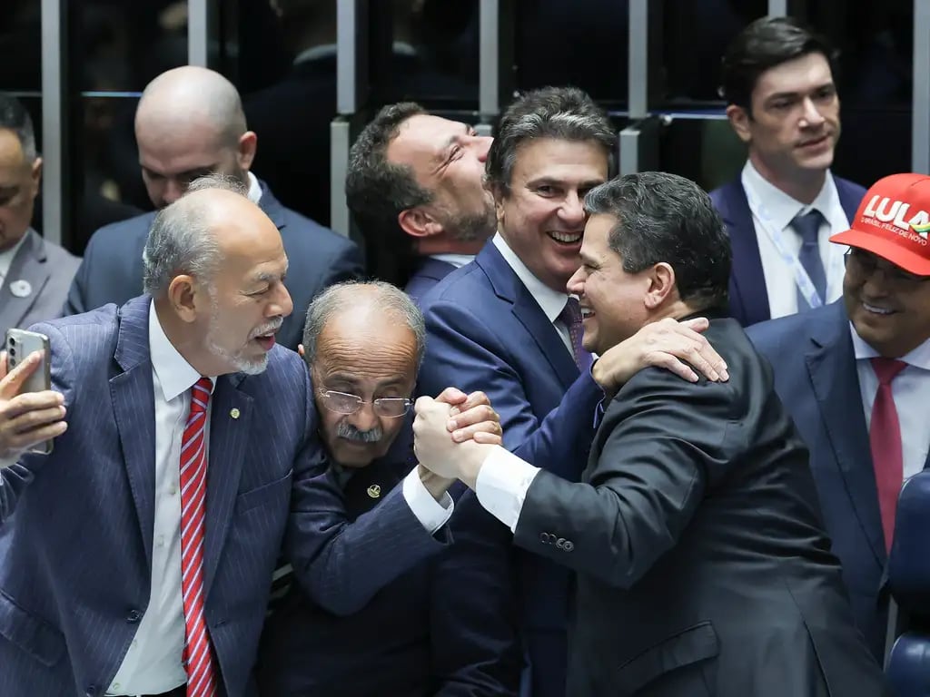 Sesión del Senado en la que se votó el fin del esquema 6x1. Foto: Lula Marques/Agência Brasil.