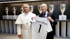 Como un hincha más del Real Madrid: el Papa León XIV recibe el homenaje de Florentino Pérez y encabeza multitudinario acto