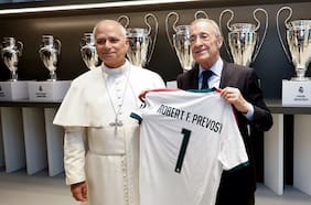 Como un hincha más del Real Madrid: el Papa León XIV recibe el homenaje de Florentino Pérez y encabeza multitudinario acto
