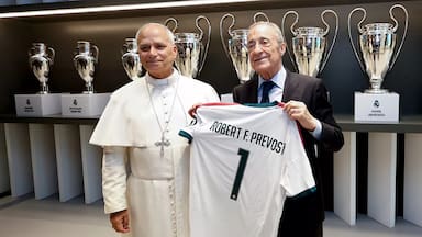 Como un hincha más del Real Madrid: el Papa León XIV recibe el homenaje de Florentino Pérez y encabeza multitudinario acto