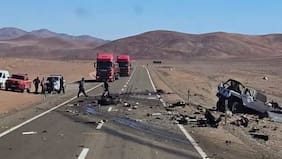 Violenta colisión frontal entre camión y jeep deja cinco personas fallecidas en carretera de Taltal
