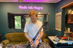 Cómo nació Radio Isla Negra, la estación online pionera en Chile que cumplió 25 años al aire