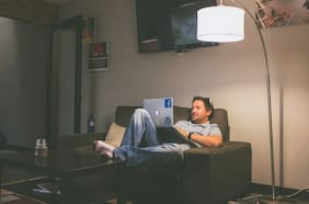 A más del 50% le gusta su casa y el 17% camina desnudo: el estudio que revela los hábitos de los chilenos en el hogar