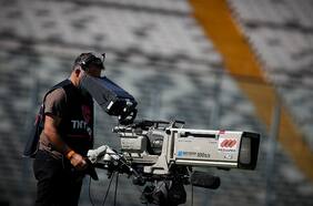Más de $ 70 mil millones al año recibe el fútbol chileno gracias a la TV: ¿cuánto se reparten Colo Colo, la U y la UC?