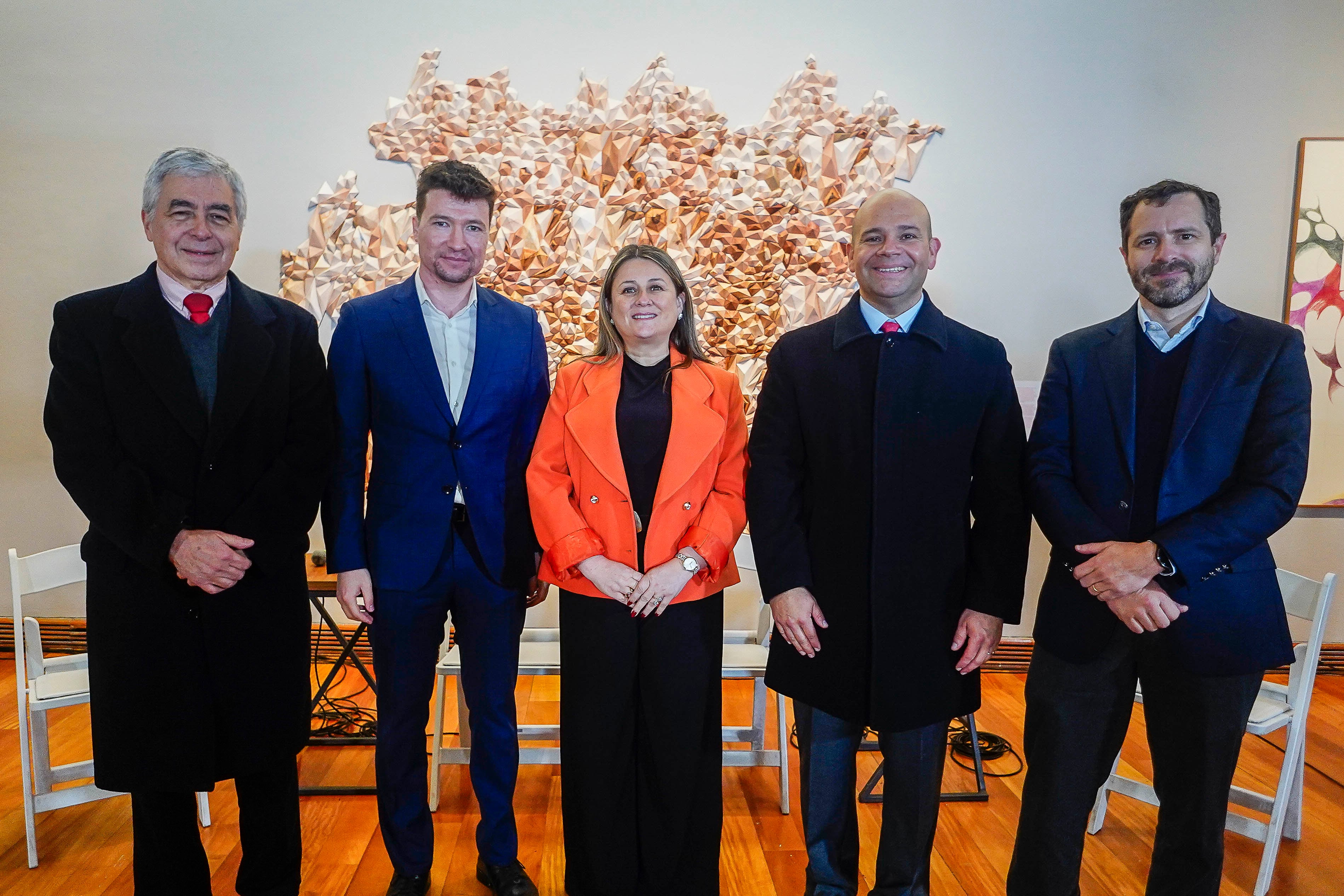 Osvaldo Iturriaga, gerente de Asuntos Corporativos y Sostenibilidad de Caja 18; Francisco Sepúlveda, gerente general de Caja La Araucana; Patricia Soto, superintendenta (s) de Seguridad Social; Jorge Oliva, gerente general de Caja Los Héroes, y Gabriel Fernández, gerente de Asuntos Corporativos y Sostenibilidad de Caja Los Andes.