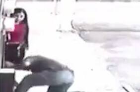 Insólito: hombre muerde el glúteo de una mujer en plena vía pública