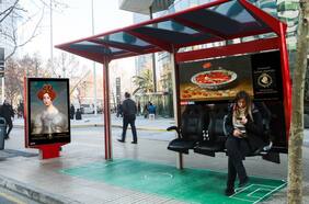 ¿Quién está detrás de los 30 clásicos intervenidos en 60 pantallas LED de las calles de Santiago?