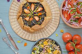 Galette con ensalada de porotos blancos y ensalada chilena