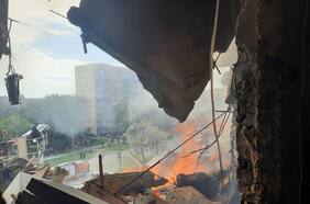 Ucrania busca a personas atrapadas en un bloque de departamentos tras ataque ruso en Kryvyi Rih, la ciudad natal de Zelenksy