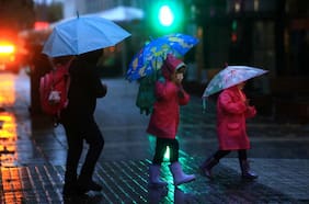 Calor extremo y lluvia: el caótico tiempo que le espera a Santiago los próximos días