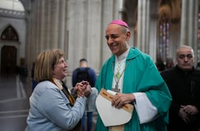 La controvertida llegada al Vaticano de un arzobispo argentino que hace 30 años escribió sobre “el arte de besar”