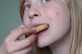 Las “5 P venenosas” que jamás debe comer para vivir 100 años según famoso científico antienvejecimiento