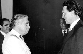 “Harry, el sucio”: Estados Unidos divulga cable de presentación de credenciales de embajador que enfrentó a Pinochet