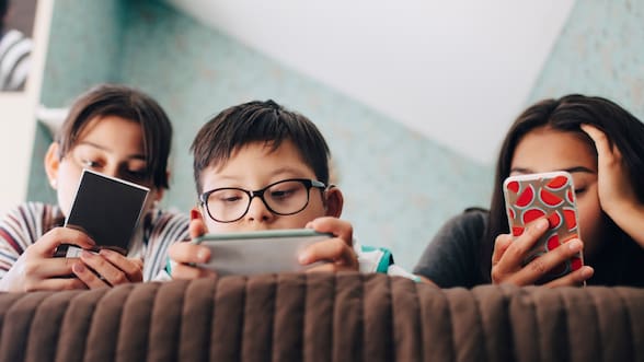 Por qué tener un celular antes de los 12 años puede tener riesgos para la salud, según un reciente estudio