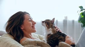 Tener un gato hace a las personas más felices, sugiere un estudio realizado en 93 países