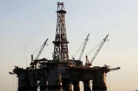 Petróleo sube con fuerza por datos sobre caída en la producción en EEUU tras tormenta