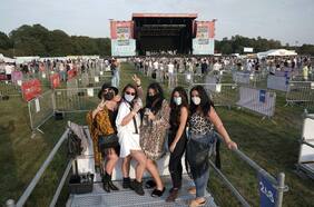 Entre barreras, sillas y plataformas: así fue el primer concierto con distanciamiento social en el mundo