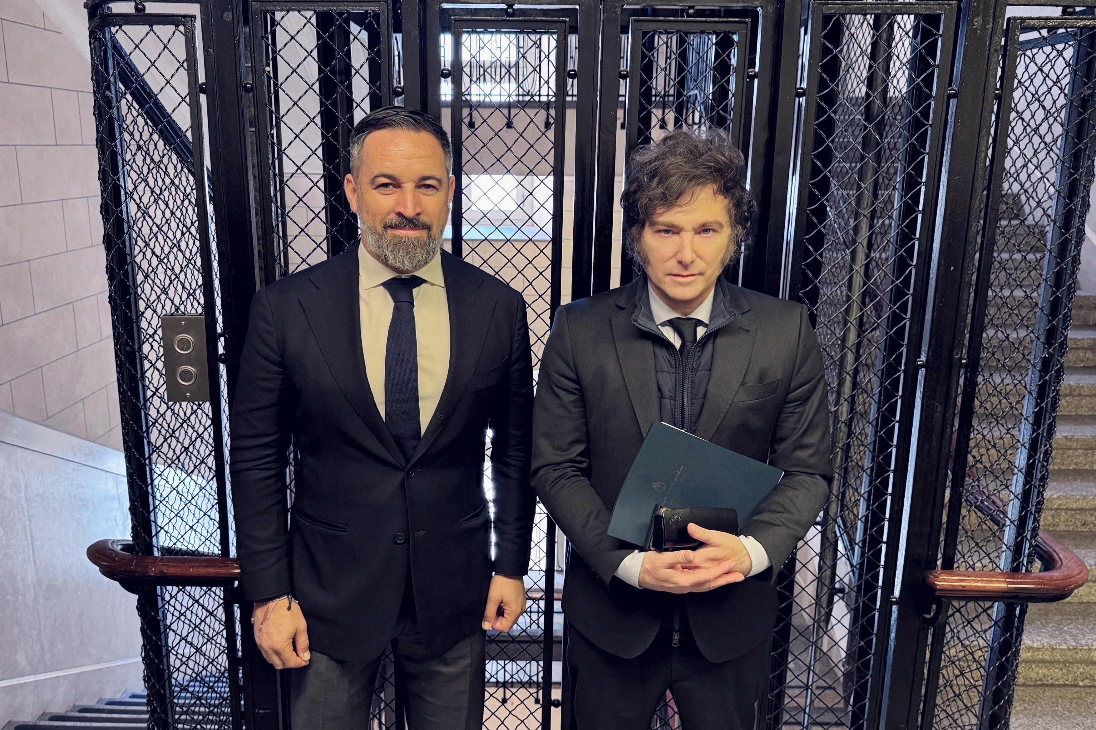 El líder del partido ultraderechista español Vox, Santiago Abascal, junto al presidente de Argentina, Javier Milei, posando para una foto durante el III Encuentro Regional del Foro Madrid - Río de La Plata 2024, en Buenos Aires, el 5 de septiembre de 2024. Foto: AFP