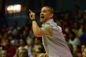 Estuvo solo 63 días en el cargo: Juan Cardona renuncia como DT de la selección chilena de básquetbol