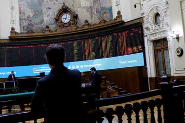 Bolsa de Santiago extiende sus pérdidas tras decisión del gobierno de ampliar las cuarentenas a todas las comunas de la RM