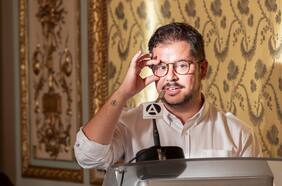 Javier Velasco: Luces y sombras de un embajador en problemas