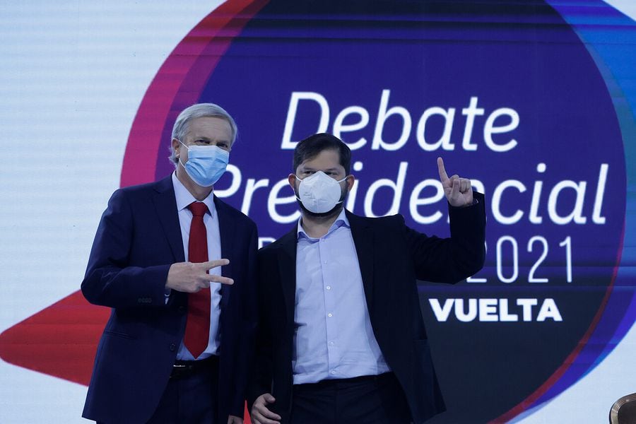 Los candidatos presidenciales José Antonio Kast y Gabriel Boric participan de debate organizado por la Asociación de Radiodifusoras de Chile.